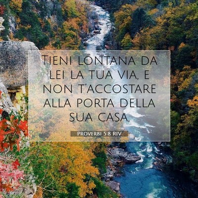 Proverbi 5:8 RIV Immagine del Versetto della Bibbia
